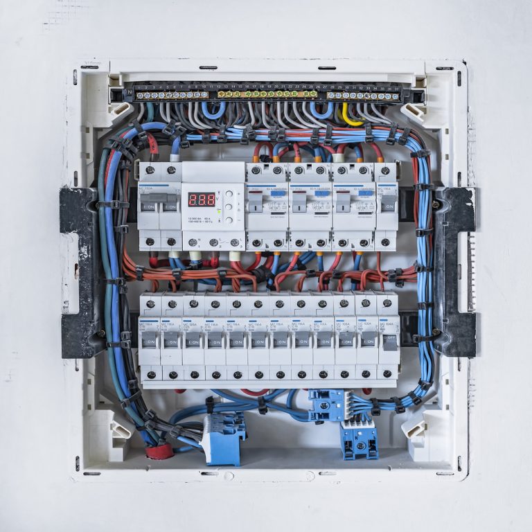 installation &eacute;lectrique r&eacute;cente maison avec tableau &eacute;lectrique aux normes