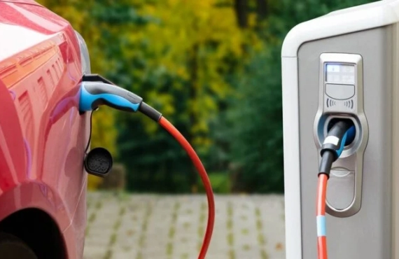 Pourquoi recharger une voiture électrique chez soi peut devenir dangereux ?