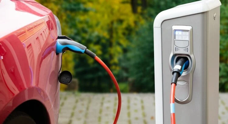 Pourquoi recharger une voiture &eacute;lectrique chez soi peut devenir dangereux ?