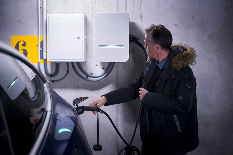 Recharge d&rsquo;une voiture &eacute;lectrique &agrave; domicile avec une borne d&eacute;di&eacute;e s&eacute;curis&eacute;e