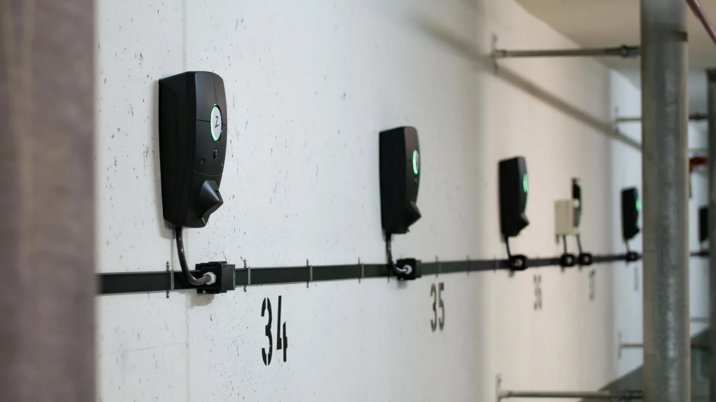 Parking de copropri&eacute;t&eacute; &eacute;quip&eacute; de bornes IRVE dans les Alpes-Maritimes (06)