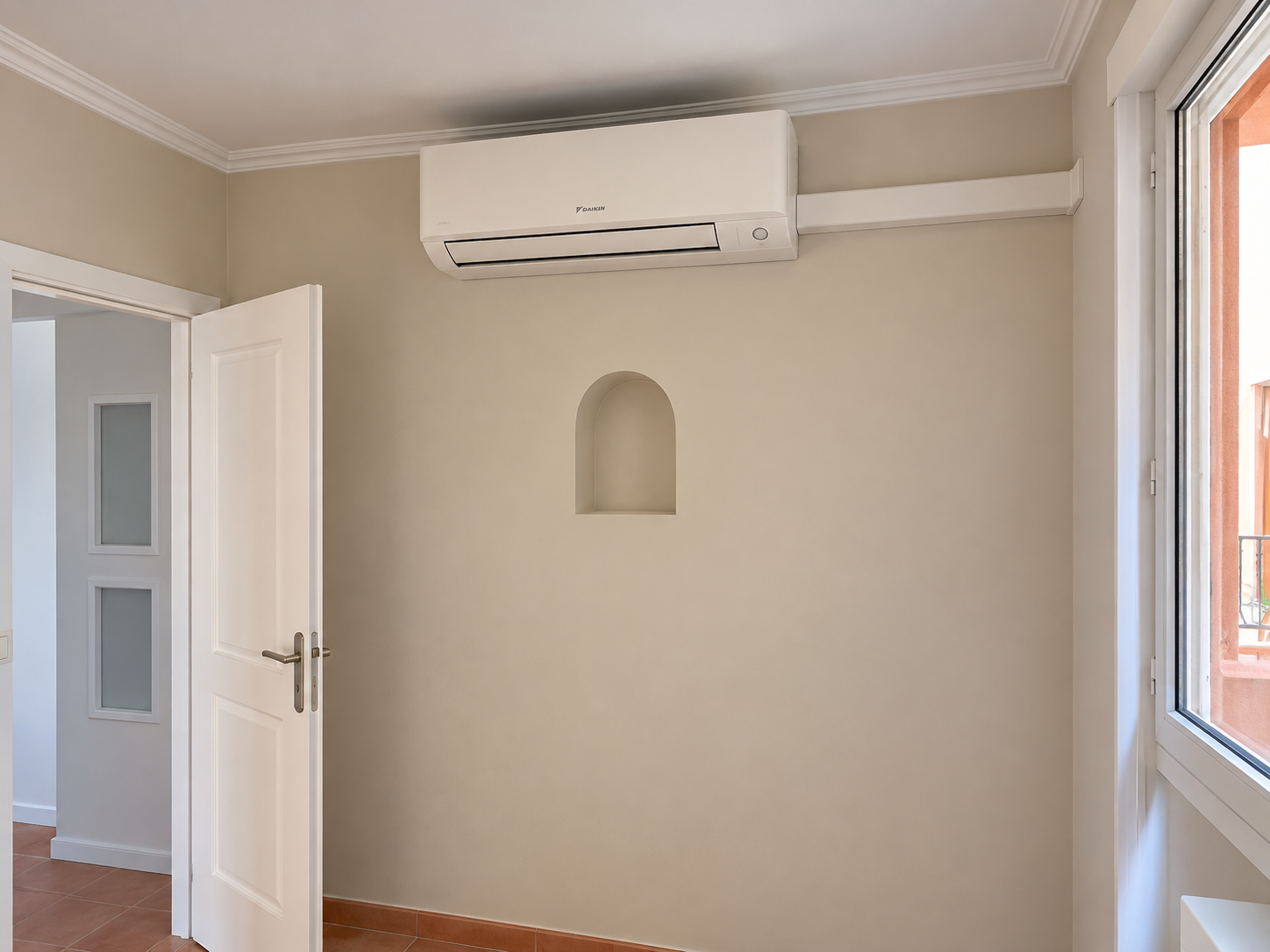 Climatisation murale, liaisons sous goulotte - Cagnes-sur-Mer
