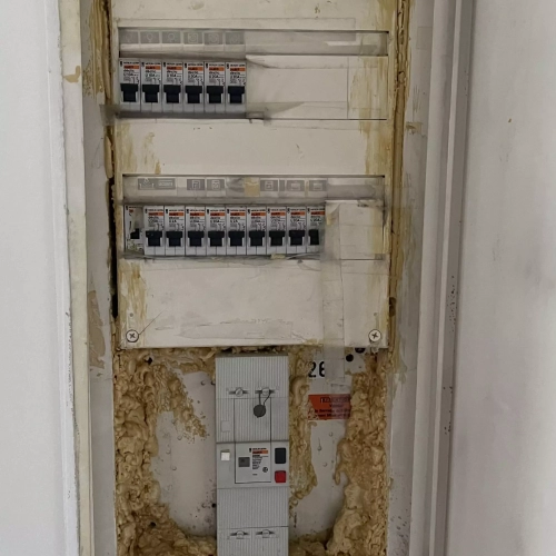 Vieux compteur &eacute;lectrique illustrant une installation &eacute;lectrique non conforme